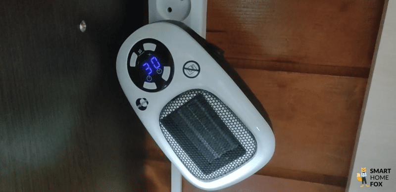 Die Safe Heat Steckdosenheizung ist im Safe Heat Heizlüfter Test in einer Steckdose eingesteckt und erwärmt die Luft.